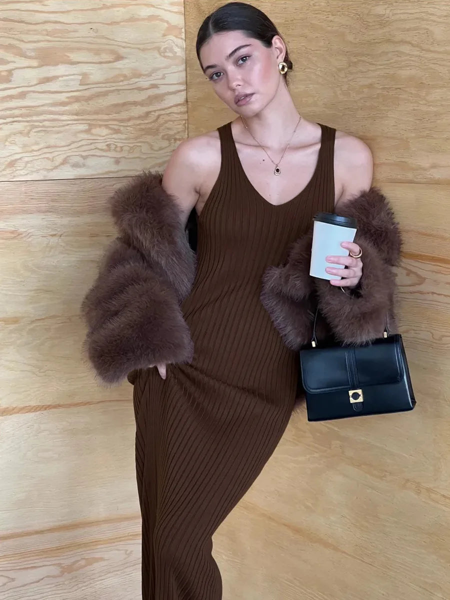 Vestido largo acanalado con escote en V