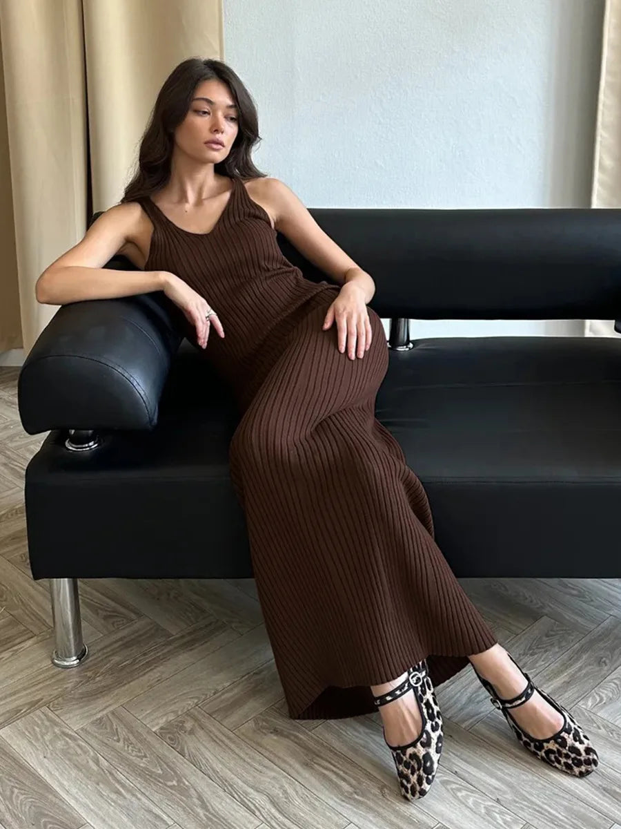 Vestido largo acanalado con escote en V