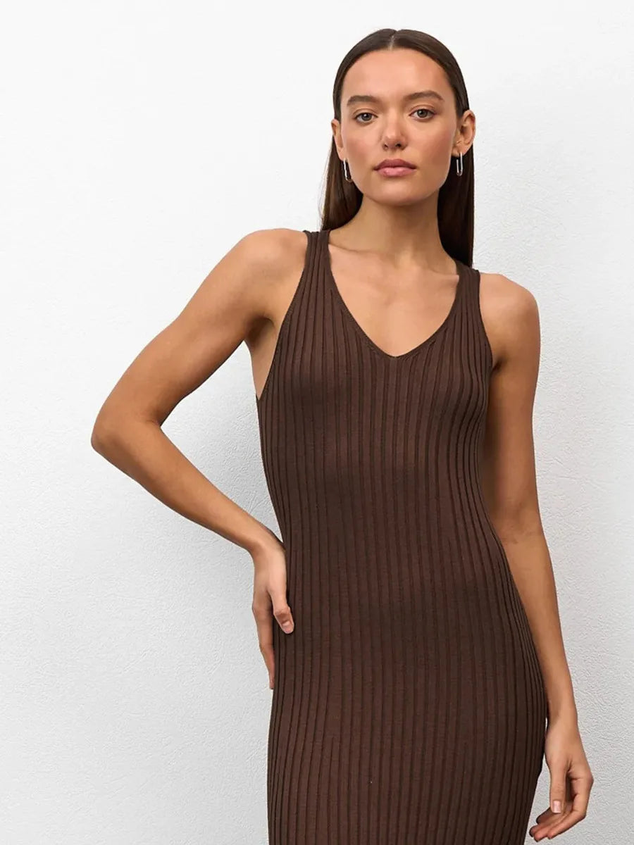 Vestido largo acanalado con escote en V